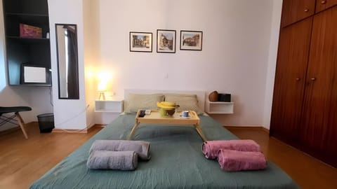 Bed, Bedroom, towels