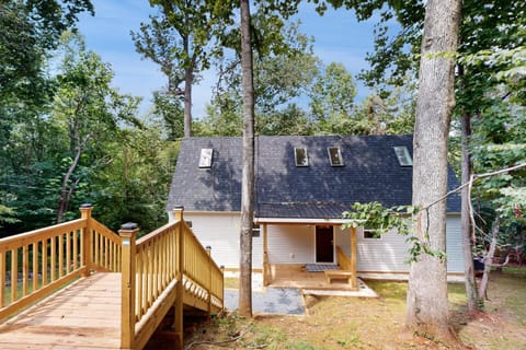 Forest Views and Grill! Lynchburg Treehouse Retreat House in Lynchburg