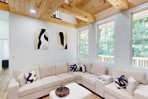 Forest Views and Grill! Lynchburg Treehouse Retreat House in Lynchburg