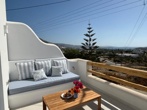Patio, Day, Natural landscape, View (from property/room), Balcony/Terrace, Living room, Seating area, Dining area, Mountain view