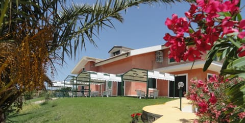 Property building, Facade/entrance, Garden, Garden view