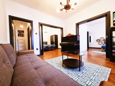 TV and multimedia, Living room, Seating area, Evening entertainment