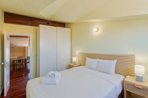 Bed, Photo of the whole room, Decorative detail, Dining area, Bedroom, towels, wardrobe