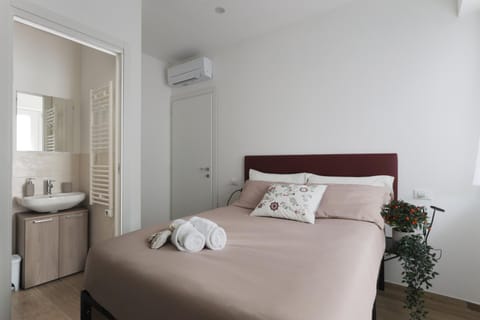 Bed, Photo of the whole room, Bedroom, air conditioner