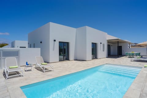 Swimming pool, sunbed