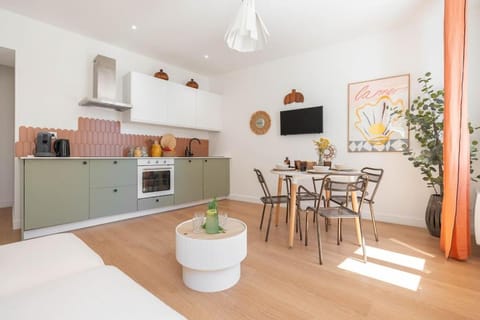 TV and multimedia, Kitchen or kitchenette, Food and drinks, Dining area, Food, oven, stove