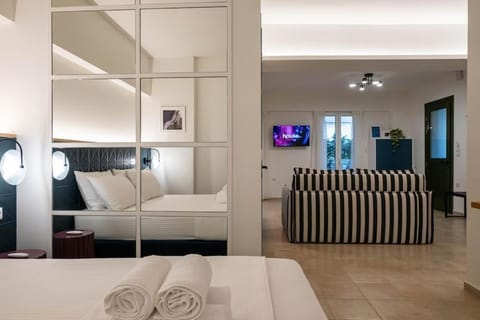 Bed, TV and multimedia, Living room, Photo of the whole room, Seating area, Bedroom, towels