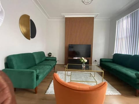 3-Bed House Near M1 & Meadowhall with Free Parking Apartment in Rotherham