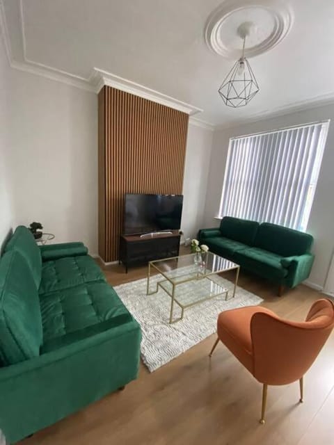 3-Bed House Near M1 & Meadowhall with Free Parking Apartment in Rotherham