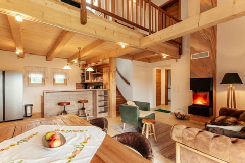 Kitchen or kitchenette, Living room, Food and drinks, Seating area, Dining area