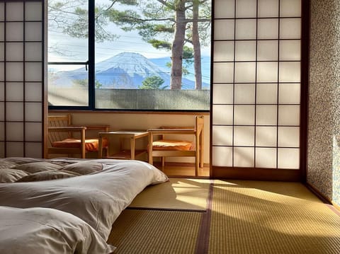 Bed, Natural landscape, TV and multimedia, Photo of the whole room