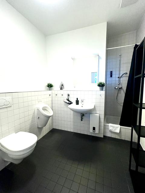 Shower, Toilet, Bathroom, bidet, towels