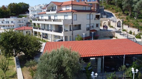 Property building, Garden, Parking