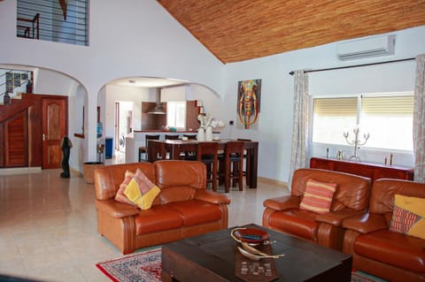 TV and multimedia, Living room, Seating area, Dining area, fireplace