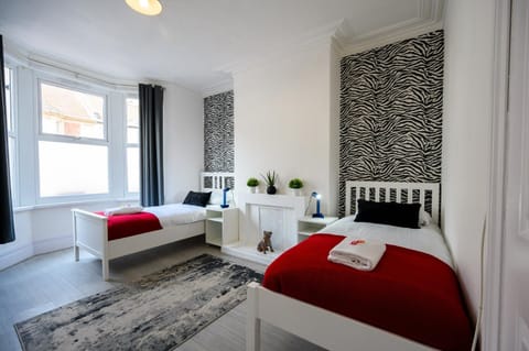 Photo of the whole room, Bedroom, internet