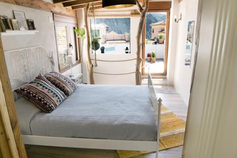Bed, View (from property/room), Balcony/Terrace, Photo of the whole room, Bedroom, Mountain view