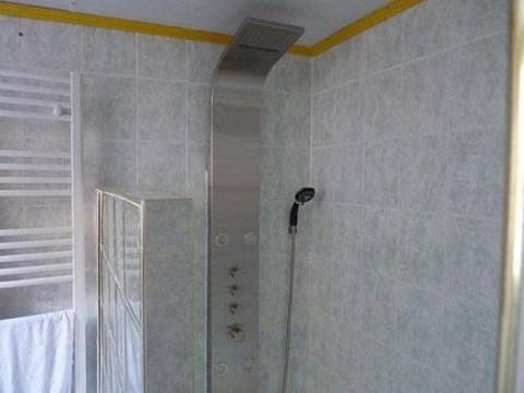 La suite du paysan terrasse privative avec salon de jardin et bain de soleil cuisine privé bain à remous privatif plage de sable fin à 7 mn Bed and Breakfast in Combrit