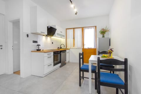 Kitchen or kitchenette, Dining area, oven, stove