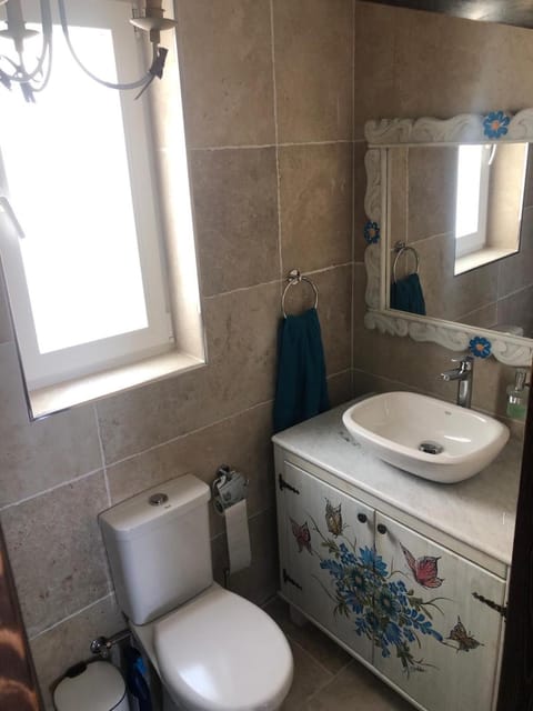 Toilet, Bathroom, towels