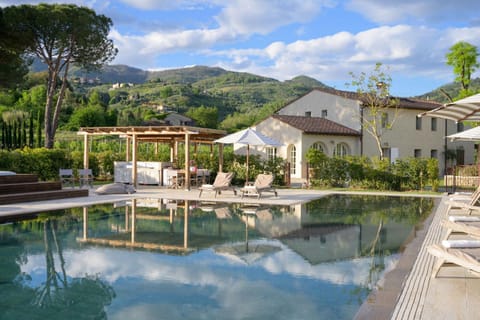 Property building, Facade/entrance, Spring, Activities, Summer, Garden, Balcony/Terrace, Other, Food, Area and facilities