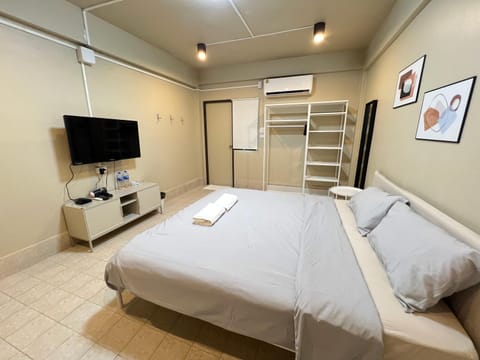 Bed, TV and multimedia, Bedroom, towels, air conditioner