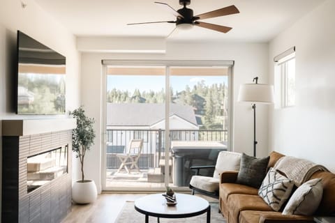 New Modern Charm - Hot Tub - Deck Views! - Fraser House in Fraser