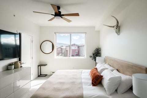 New MTN Retreat - Hot Tub - Deck Views - Fraser House in Fraser