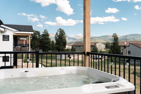 New MTN Retreat - Hot Tub - Deck Views - Fraser House in Fraser