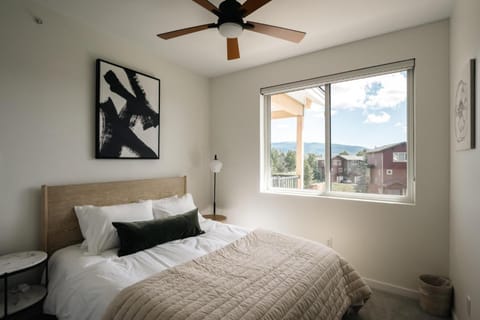 New MTN Retreat - Hot Tub - Deck Views - Fraser House in Fraser