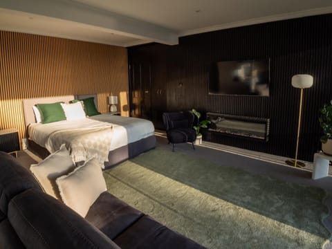 Living room, Bedroom, River view, Sunset, fireplace