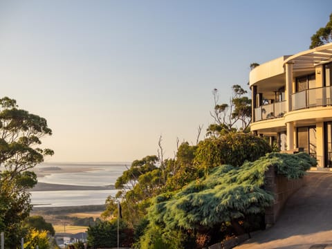 Property building, Natural landscape, Balcony/Terrace, River view, Sunset, Parking, fireplace