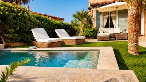 Natural landscape, Garden, Living room, Seating area, Garden view, Pool view, Swimming pool, sunbed