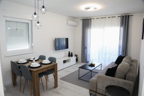 TV and multimedia, Living room, Seating area, Dining area, air conditioner