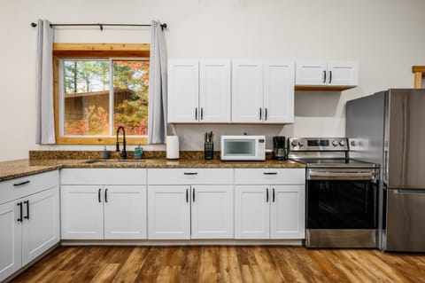 Spider Lake l Bonfires l Beach l Hot Tub l Sauna House in Spider Lake