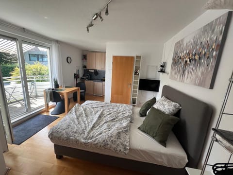 Kitchen or kitchenette, Seating area, Bedroom