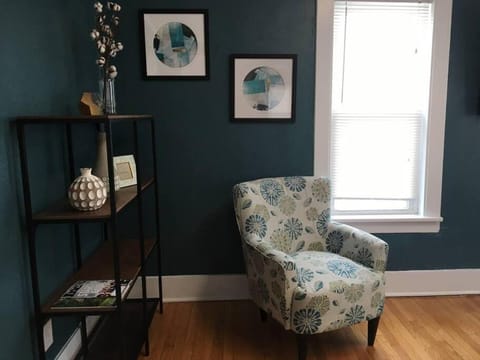 Center Midtown WalkUp Apartment in Omaha