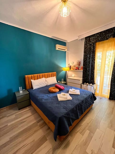 Bed, Bedroom, towels, air conditioner