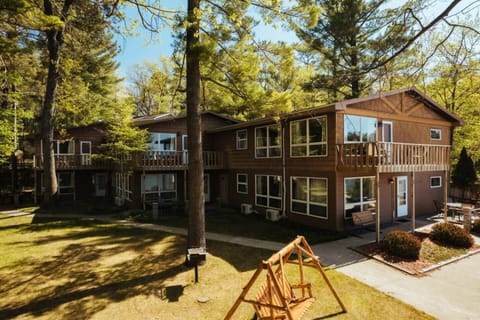 Spider Lakefront Balcony-Scenic views-Ice Fishing! House in Spider Lake