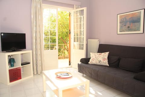 TV and multimedia, Living room, Garden view