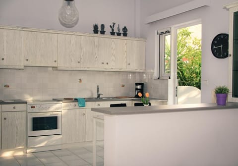 Kitchen or kitchenette, Dining area, Garden view, stove