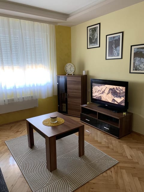 TV and multimedia, Living room, Seating area, Evening entertainment