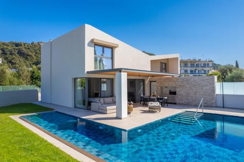 Property building, Patio, Day, Natural landscape, Mountain view, Pool view, Swimming pool, sunbed