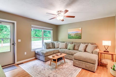 Campton Cottage with Hot Tub, Near Hiking and Climbing House in Kentucky