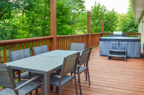 Campton Cottage with Hot Tub, Near Hiking and Climbing House in Kentucky