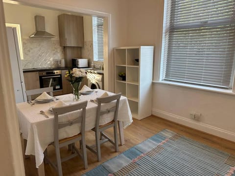 Kitchen or kitchenette, Dining area, oven