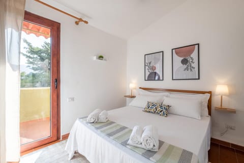 Bed, Balcony/Terrace, Balcony/Terrace, Photo of the whole room, Bedroom, towels, air conditioner, air conditioner