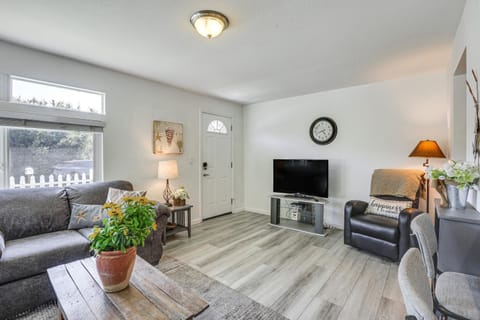 2 Blocks to Beach Dog-Friendly Oceano Cottage House in Oceano