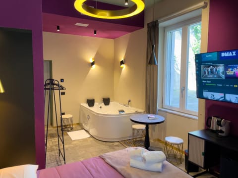 Bed, Bathroom, TV and multimedia, Photo of the whole room, Bedroom, towels