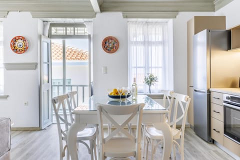 Kitchen or kitchenette, Dining area, oven, stove