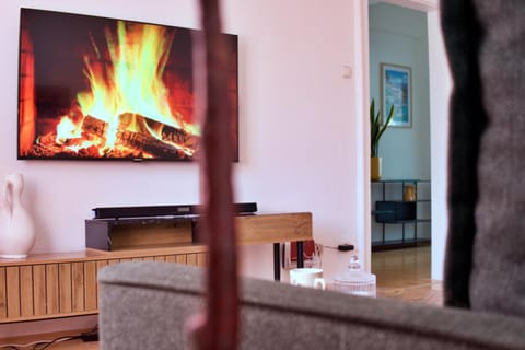 TV and multimedia, Living room, Seating area, Evening entertainment
